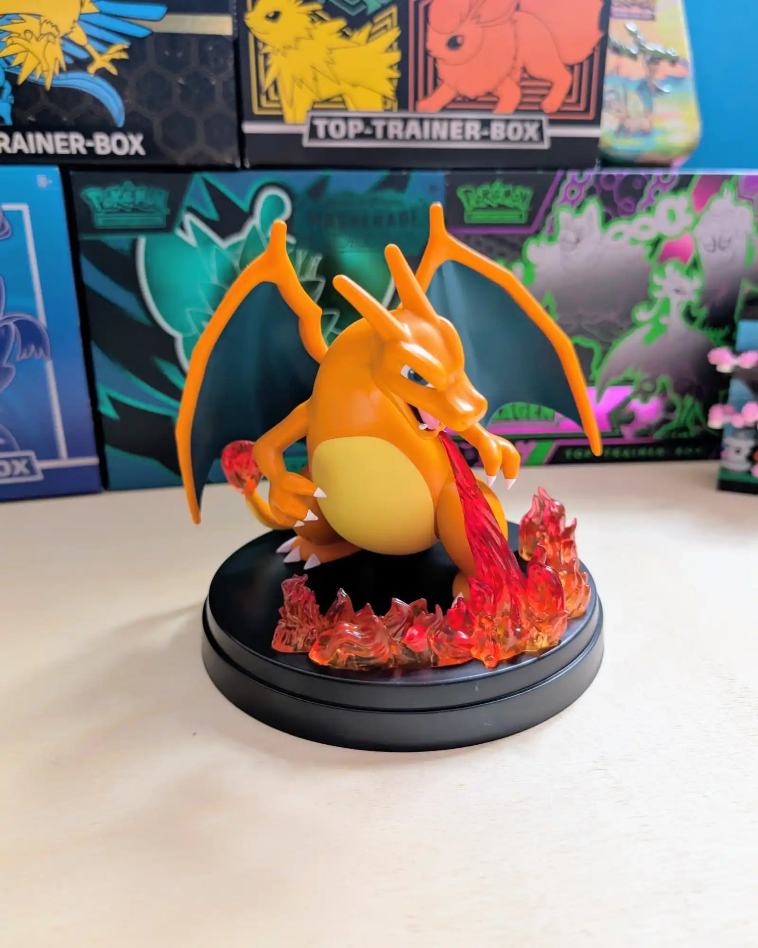 Hochwertige Pokémon Sammelfigur von Glurak in dynamischer Pose mit Flammen auf einem schwarzen Sockel.