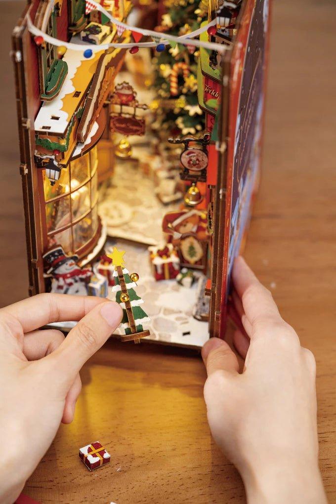 Rolife Book Nook Christmas Street TGC06 Robotime Bausatz Holz Weihnachten - NerdMania
