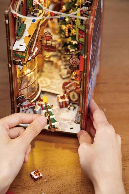 Rolife Book Nook Christmas Street TGC06 Robotime Bausatz Holz Weihnachten - NerdMania