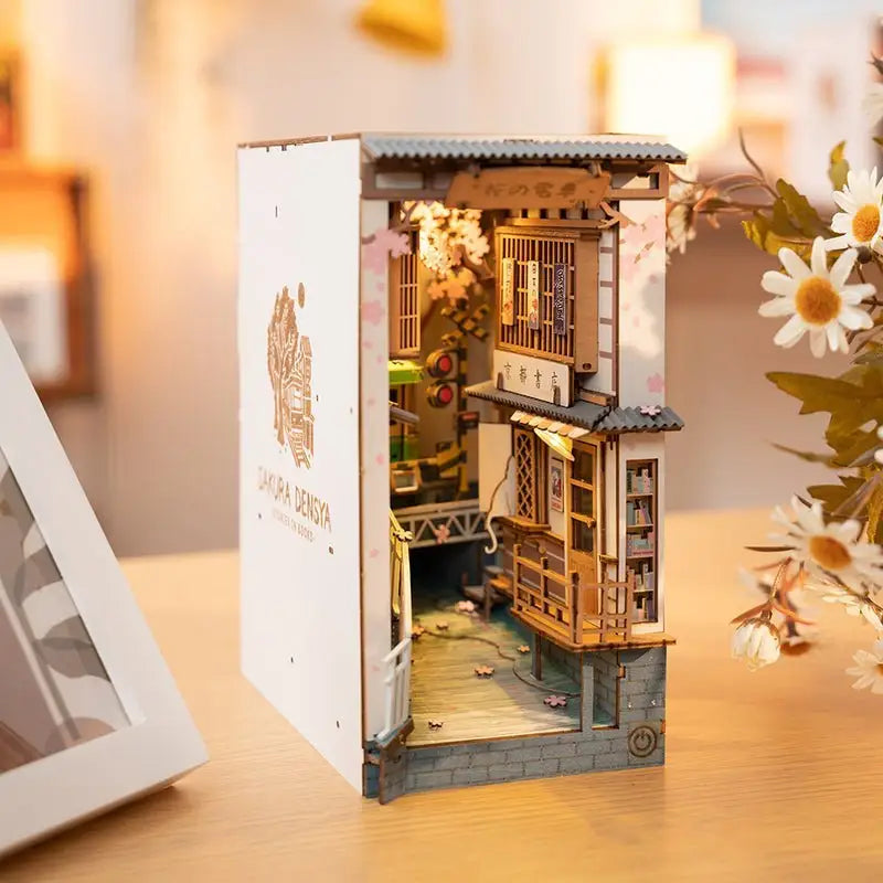 Rolife Sakura Densya DIY Book Nook Regaleinsatz-Set TGB01 Holzbausatz - NerdMania