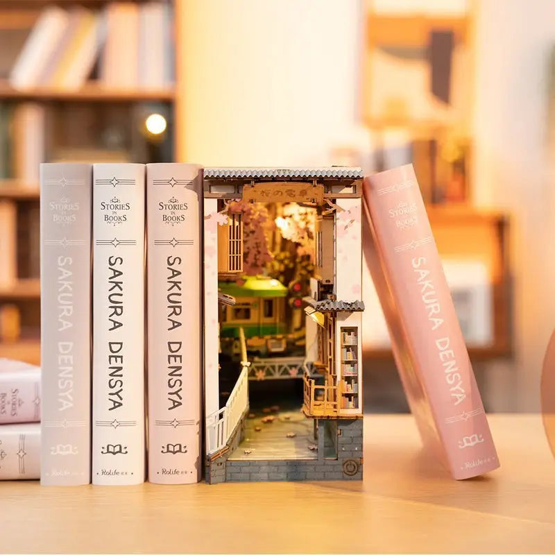 Rolife Sakura Densya DIY Book Nook Regaleinsatz-Set TGB01 Holzbausatz - NerdMania